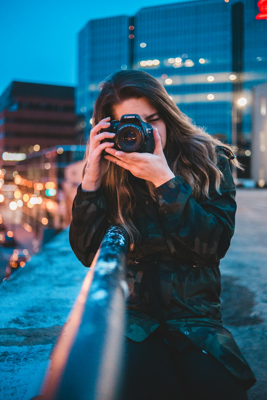 woman-using-camera-2wv9vnwzeei
